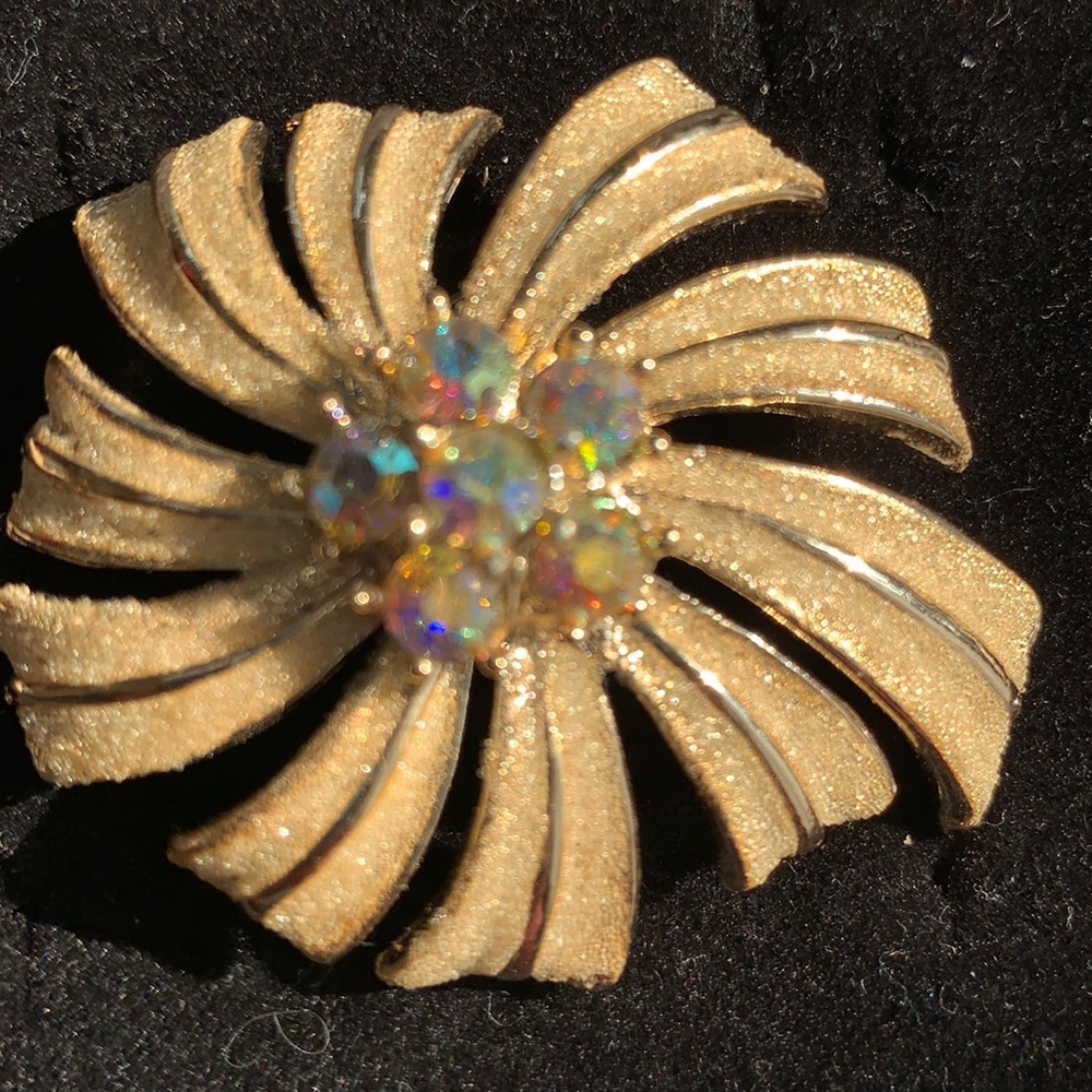 Gold tone broach with rhinestone center (79)